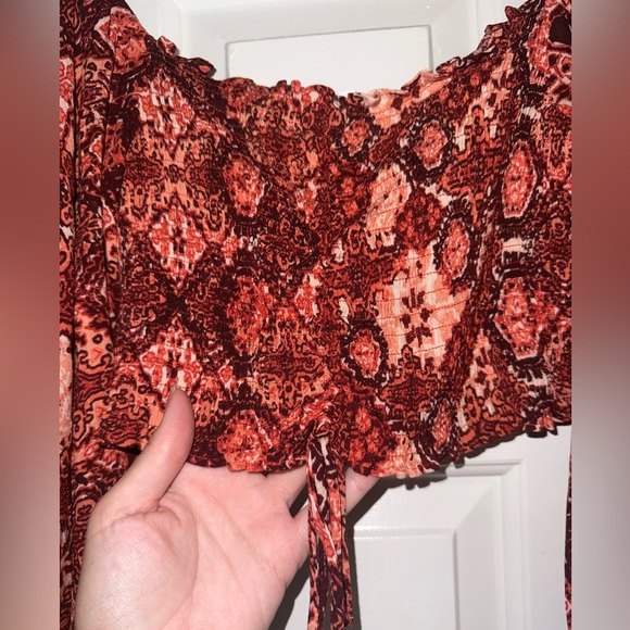 Patterned Off-Shoulder crop top - Picture 4 of 6